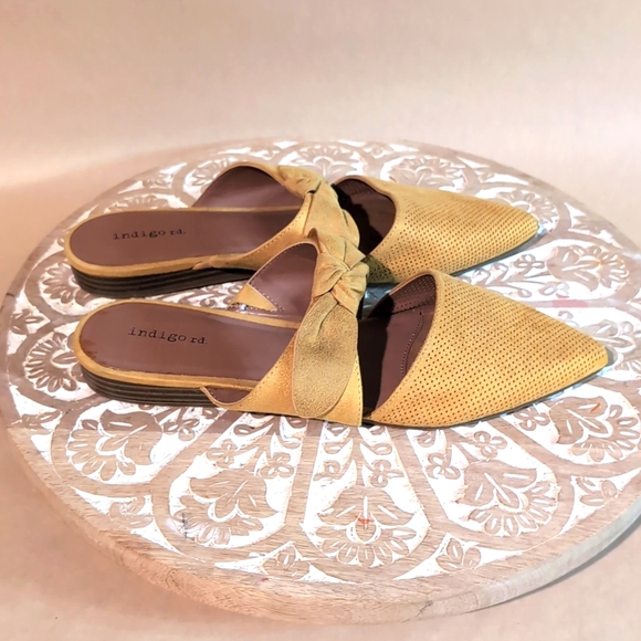 Indigo rd is mustard yellow flats - Picture 4 of 9